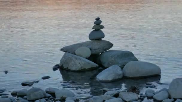 Equilíbrio Pilha Zen Pedra Perto Lago Durante Pôr Sol — Vídeo de Stock