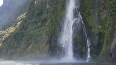 Milford Sound 'da gün içinde uçurum ve şelale