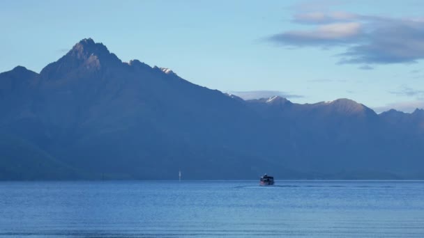 Ένα Πλοίο Πλέει Στη Λίμνη Wakatipu Queenstown South Island Νέα — Αρχείο Βίντεο