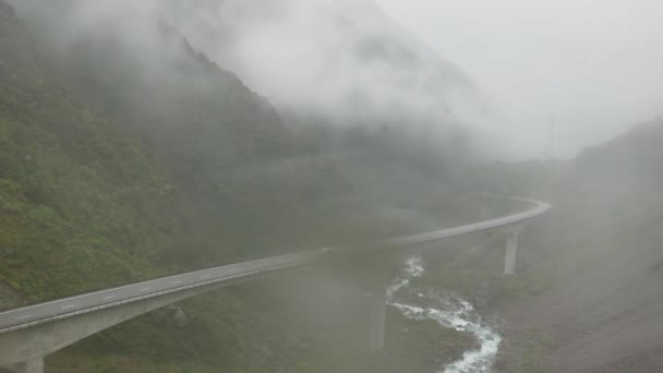 Віадук Тімелапс Отіра Віадук Лукаут Під Час Дощового Дня Туманом — стокове відео