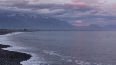 Bahar boyunca Kaikoura Sahili 'nde gün batımı. , Yeni Zelanda.