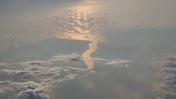 Widok Powietrza Chmurę Nad Morzem Terenem Podczas Zachodu Słońca — Wideo stockowe