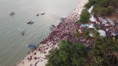Coronavirus COVID-19 'a rağmen kalabalık Hindu dini etkinliği Masi Magam Theppa Thirunal' a katıldı.