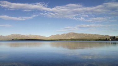 Zaman bulutu, sıcak güneşli günde dağın üzerinden hareket ediyor..