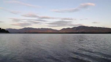 Tekapo Gölü 'nde gün batımını temiz çakıl taşlarıyla izleyebilirsiniz..