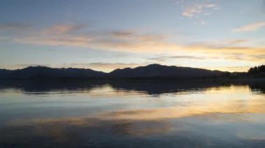 Timelapse Gölü Tekapo Gölü sakin göl üzerinde gün doğumu.