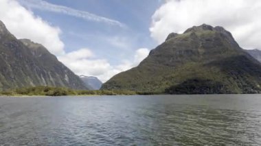 Zaman bulutu Milford Sound, Yeni Zelanda 'da hareket ediyor.