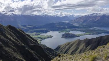 Timelapse Roys Tepesi Wanaka, Yeni Zelanda yakınlarında popüler bir yürüyüş noktası.