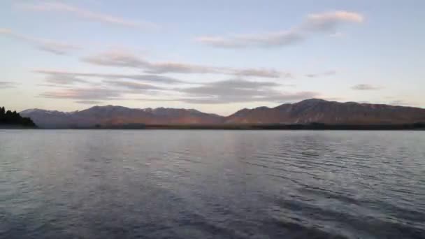 Сонячний Захід Озера Текапо Чистими Гальками — стокове відео