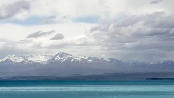 Timelapse Vitt Moln Rör Sig Eftermiddagen Vid Klarblå Lake Pukaki — Stockvideo