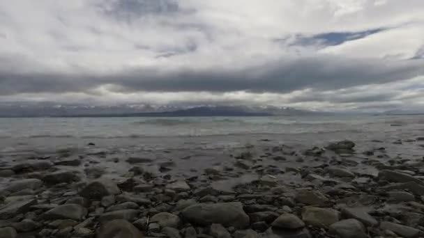 Nuvem Timelapse Movendo Margem Com Pedra Perto Lago Pukaki — Vídeo de Stock