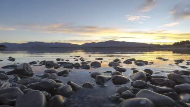 Timelapse Ανατολή Χαμηλό Επίπεδο Πέτρας Στη Λίμνη Tekapo — Αρχείο Βίντεο