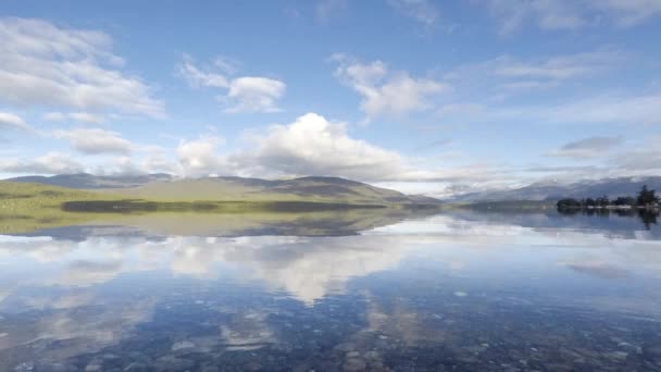 タイムラプスブルー晴れた日の反射ニュージーランドのテ アナウ湖 — ストック動画