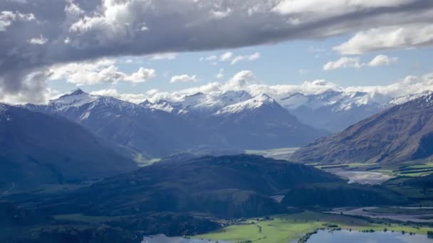 Timelapse Solstråle Över Bergsdalen Nära Roys Peak Nya Zeeland — Stockvideo