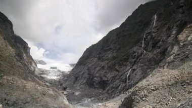 Franz Josef Buzulunda Şelale Şelalesi Bulutlu bir günde