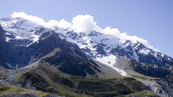 Awan Ketepatan Waktu Bergerak Sekitar Puncak Gunung Cook — Stok Video