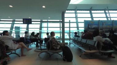 Zaman Yolcuları uçağa binmeden önce bekleyin..