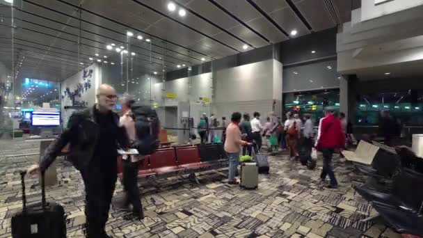 Passager Timelapse assis dans le hall de l'aérogare en attendant le vol — Video