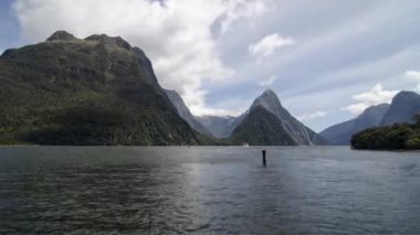 Milford Sound, Güney Adası, Yeni Zelanda 'da zaman kayığı trafiği.