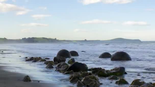 Turysta Timelapse w Morarki Boulders na plaży Koekohe. — Wideo stockowe