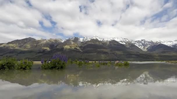 Timelapse Glenorchy paysage lagunaire avec des montagnes enneigées. — Video