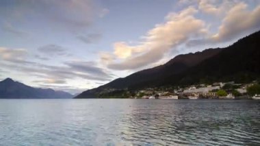 Queenstown 'un arka planında Wakatipu Gölü' nde muhteşem bir gün doğumu..