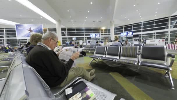 As pessoas do Timelapse esperam pelo embarque no Aeroporto de Christchurch. — Vídeo de Stock