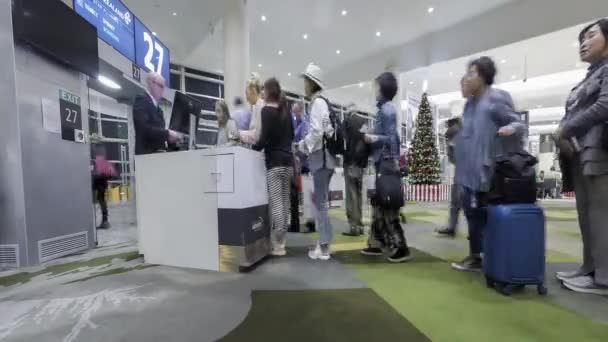 Časově rozvržení lidé čekají na nástup na Christchurch Airport. — Stock video