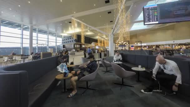 Časově rozvržení lidé čekají na letišti v Melbourne. — Stock video