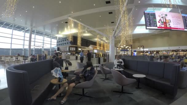 Timelapse människor bryta på Melbourne flygplats — Stockvideo