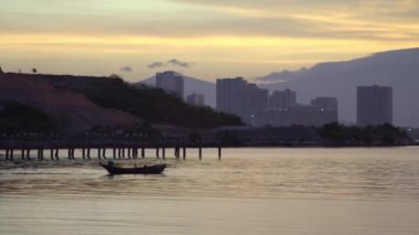 Balıkçı sabah Jelutong 'da teknede balık tutuyor..