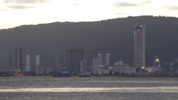 Ferry verhuizing op Penang zee — Stockvideo