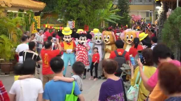 Mascota con multitud durante el año nuevo chino — Vídeo de stock