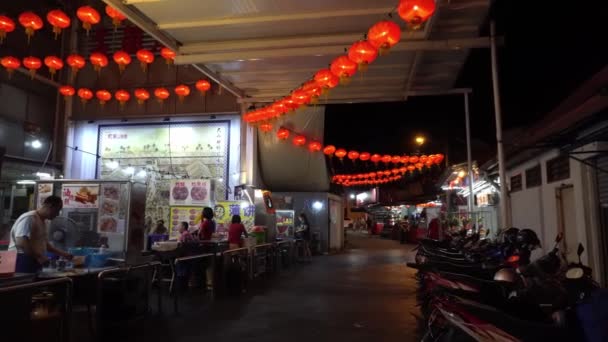 Panning praça de alimentação em Jalan Tokong perto de Pek Gong Cheng. — Vídeo de Stock