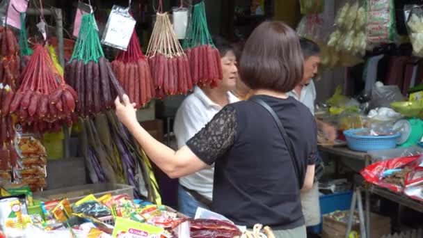 Mensen kopen gepekeld voedsel in de Chinese winkel. — Stockvideo