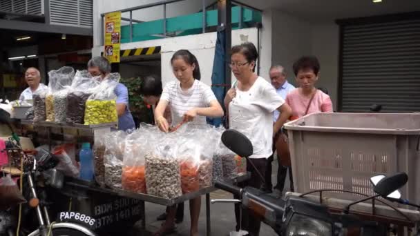 Venditore di snack al mercato del mattino — Video Stock