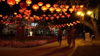 Akşamları Ermeni Parkı 'na aile ziyareti. Parkta süslenmiş kırmızı fener.