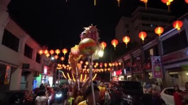 Gimbal caddede ejderha dansının hareketini takip et..