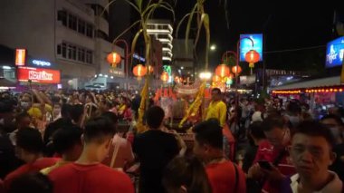 Yeşim İmparatoru 'nun doğum gününde joss çubuğuyla Chew Jetty' de dua et...
