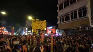 LED aslan Çin yeni yılı boyunca yolda dans eder.