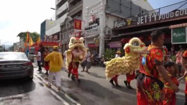 Aslan dans takımı sokakta yürüyor..