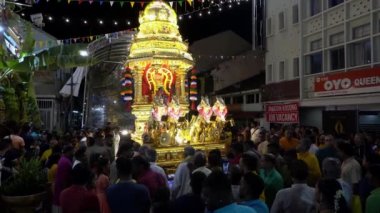 Thaipusam 'da altın arabanın önünde toplanın..