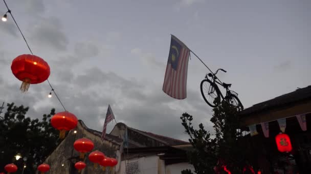 Bandera de Malasia ondeando. Linterna roja decorada. — Vídeo de stock