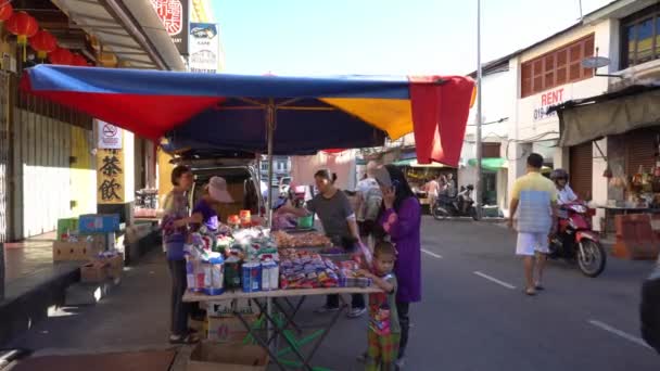 La gente compra pan en el mercado matutino cerca de Carnarvon Street. — Vídeo de stock