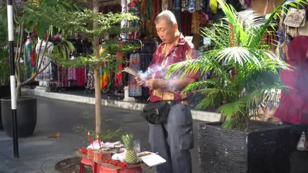 Chino orar al aire libre con joss palo — Vídeos de Stock