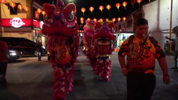 Promenade de danse du lion dans la rue vers le temple chinois pendant le Nouvel An chinois. — Video