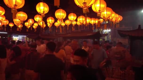 Crowds visit Goddess of Mercy temple pray for blessing in the year ahead. — Stock Video