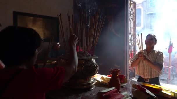 元旦第一天，中国人在寺庙里祈祷. — 图库视频影像