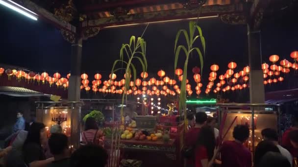 Los devotos chinos rezan en el templo de la serpiente durante la celebración del año nuevo chino — Vídeos de Stock