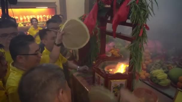 Cerimônia de observação de fogo um templo de cobra. — Vídeo de Stock